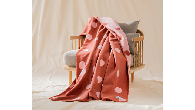 KushelDecke-ku-Kushel-221017-1280x720 Hier ist der Name Programm: Kuscheldecke von Kushel