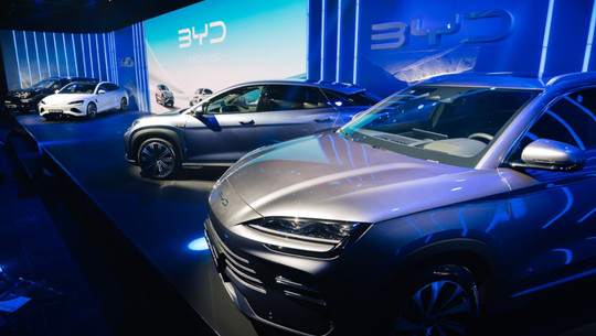 Mehrere BYD Elektroautos auf einer Bühne Mehrere BYD Elektroautos auf einer Bühne