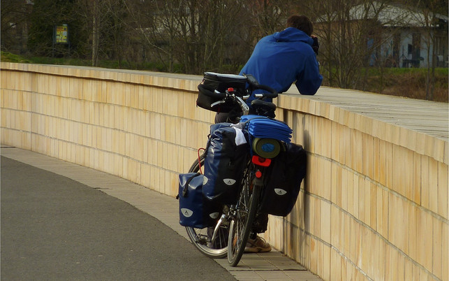 fahrradurlaub-x-gepaeck-170502-1280x800 Fahrradurlaub: Radler lehnt mit Fahrrad an Mauer