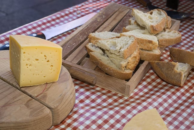 Welk, hart oder trocken: So machst du Lebensmittel wieder frisch Käse trocken Rand Welk, hart oder trocken: So machst du Lebensmittel wieder frisch