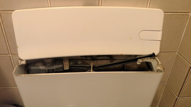 spuelkasten-entkalken-sven-christian-schulz-utopia-180224_download Um freistehende Spülkästen zu entkalken, musst du zunächst den Deckel entfernen.