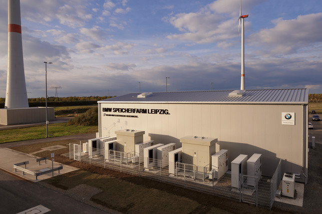 BMW Speicherfarm Leipzig Das ist das Gebäude der BMW-Speicherfarm in Leipzig, die alte E-Auto-Akkus nutzbar macht..