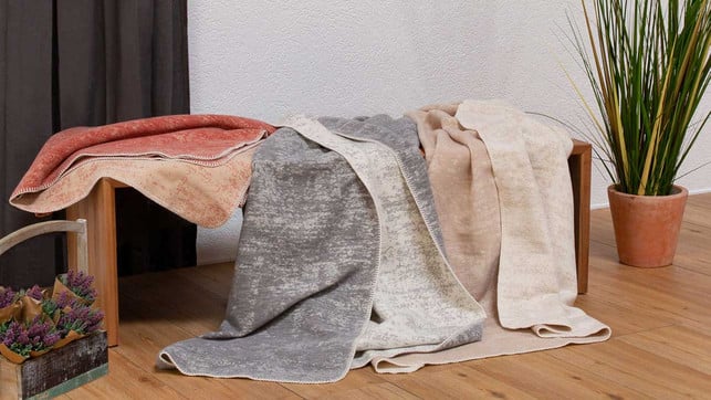 levala-kuscheldecke-nachhaltig-z-allnatura-220427-1280x800 Die Wolldecke Lavela von Allnatura hält dich das ganze Jahr über warm.