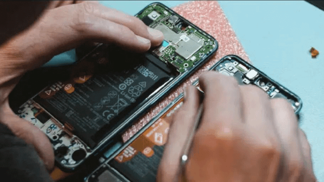 Rephone offene Rückseite mit Wechselakku Rephone Wechselakku