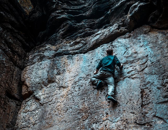 free-soloing-ist-eine-der-gefaehrlichsten-sportarte-cc0-unsplash-amy-gatenby-230630_download Free Soloing ist eine der gefährlichsten Sportarten überhaupt. Denn wie beim Bouldern klettert man dabei ohne Sicherung, aber in hohe Höhen und ohne eine weiche Unterlage.