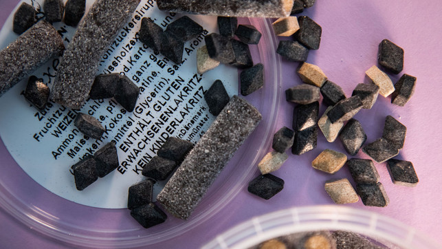 lakritz-warnung-dpa-240521-1280x720 Oft auf Starklakritz-Verpackungen zu finden: ein Warnhinweis.