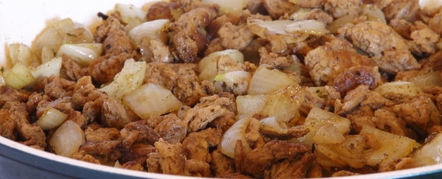 so-schmeckt-veganes-gyros-besonders-gut-kross-geb-cc0-pixabay-kalhh-200508_download So schmeckt veganes Gyros besonders gut: Kross gebraten mit vielen Zwiebeln.