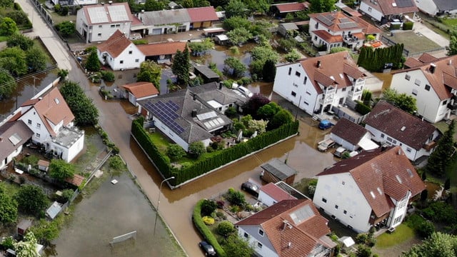 Nicht gegen Hochwasser versichert? So setzt du die Schäden von der Steuer ab Hochwasserschäden Steuer