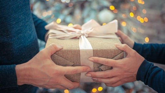 Alternative Geschenke an Weihnachten Um Weihnachtsstress zu entgehen, kannst du mit deiner Familie Lösungen für Geschenke finden.