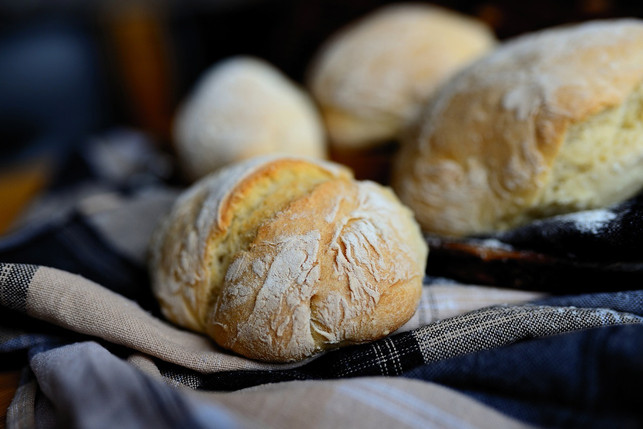 mit-der-zitronenmarmelade-kannst-du-zum-beispiel-f-cc0-pixabay-congerdesign-240611_download Mit der Zitronenmarmelade kannst du zum Beispiel frisch aufgebackene Brötchen bestreichen.