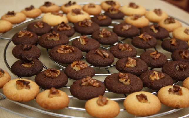 lass-die-plaetzchen-nach-dem-backen-auf-dem-kucheng-maria-hohenthalutopia-191111_download Lass die Plätzchen nach dem Backen auf dem Kuchengitter auskühlen.