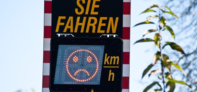 Geschwindigkeitskontrolle im Straßenverkehr