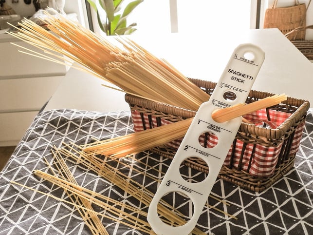die-richtige-portion-spaghetti-zu-kochen-gelingt-cc0-pixabay-neovidio-200109_download Die richtige Portion Spaghetti zu kochen gelingt mit dem Spaghettimaß sehr einfach.