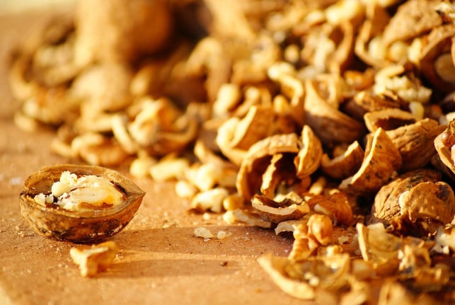 walnussschalen-eignen-sich-neben-anderen-nussschal-cc0-pixabay-die_sonja-240810_download Walnussschalen eignen sich neben anderen Nussschalen als Grillanzünder.