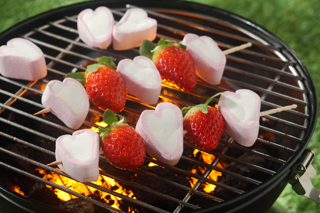 Tasty strawberry and marshmallow kebabs Die Erdbeeren der Marshmallow-Spieße kannst du auch durch anderes Obst der Saison austauschen.