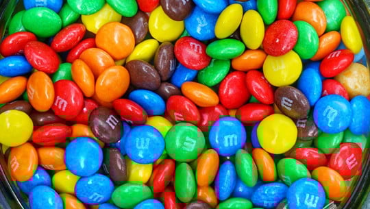 M&Ms, Schokobons und Co.: Hier stecken heute schon Insekten drin m&m milka schoko bons insekten läuse schildlaus schellack karminrot