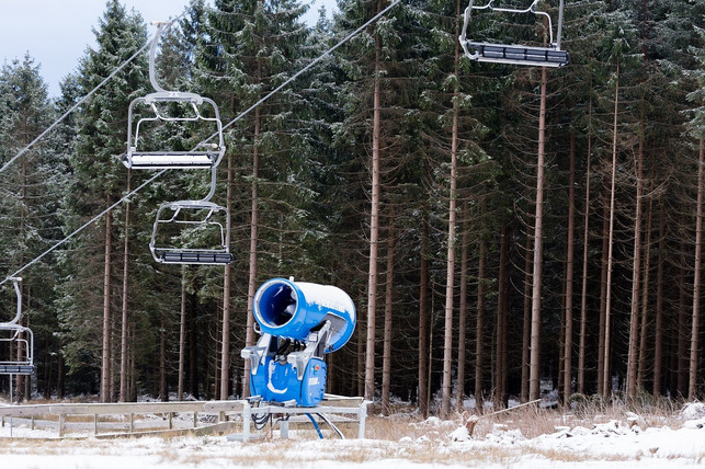 schneekanonen-verwenden-wasser-kaelte-und-luft-um-cc0-pixabay-harzpics-191104_download Schneekanonen verwenden Wasser, Kälte und Luft, um Kunstschnee zu produzieren.