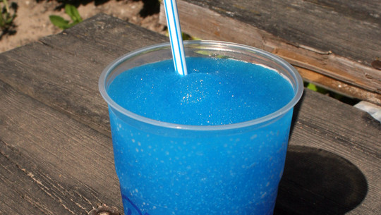 Schon kleine Portionen reichen: Warum Slush-Eis für Kinder gefährlich ist Slush-Eis