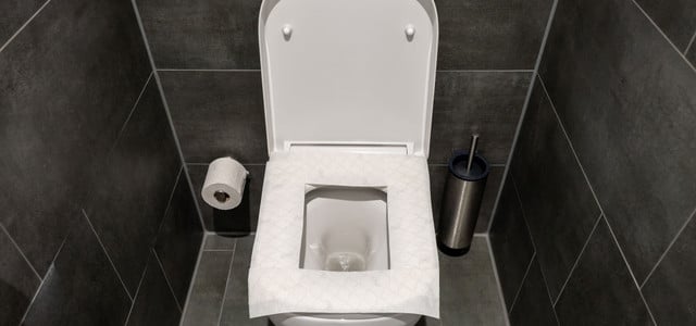 Papier auf die Klobrille? Warum ein Hygiene-Professor davon abrät – und was er empfiehlt (Foto: Nico Tapia/dpa-tmn) Papier auf die Klobrille