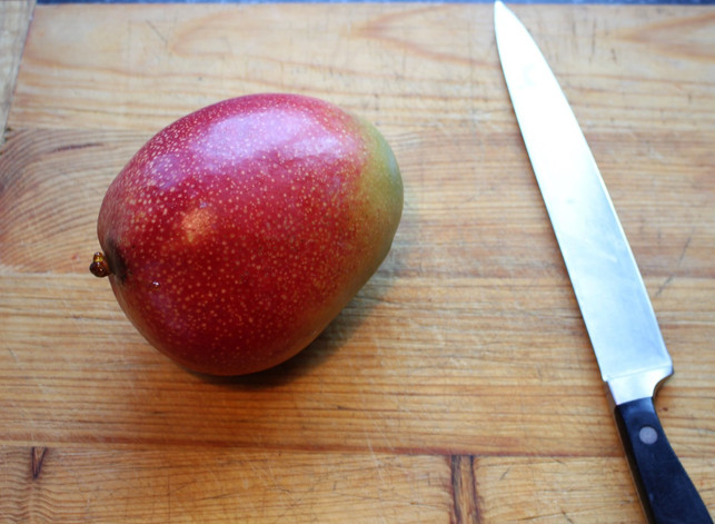 die-farbe-laesst-nicht-auf-den-reifegrad-einer-mang-foto-utopia-sarah-gairing-190401_download Die Farbe einer Mango lässt nicht auf den Reifegrad schließen.