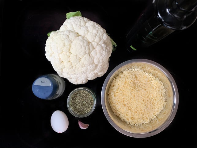 fuer-eine-blumenkohlpizza-benoetigst-du-natuerlich-bl-baab-utopia-200528_download Für eine Blumenkohlpizza benötigst du natürlich Blumenkohl und ein paar weitere Zutaten.