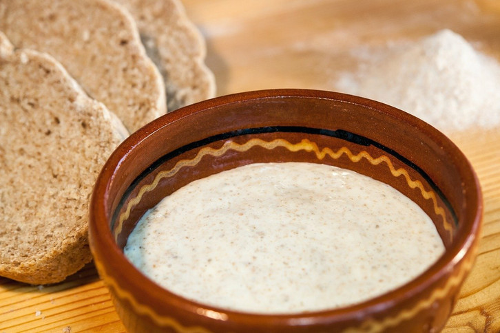 Sauerteig fttern: Eine einfache Anleitung - Utopia.de