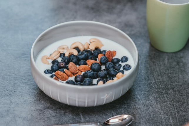 wirklich-gesunden-joghurt-stellst-du-selbst-aus-un-cc0--unsplash--julian-hochgesang-251022_download Wirklich gesunden Joghurt stellst du selbst aus ungesüßtem Joghurt, frischen Früchten und Nüssen oder Kernen her.