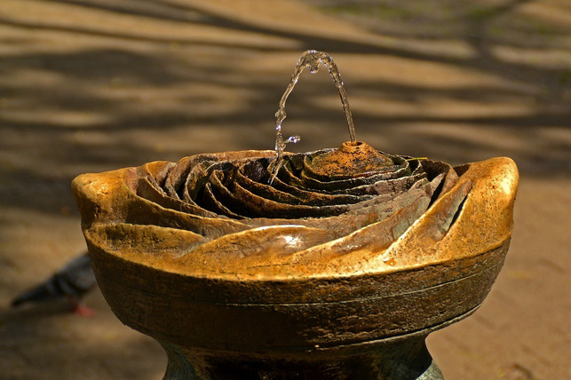 einigen-menschen-hilft-ein-kleiner-brunnen-zur-abl-cc0-pixabay-uwedigital-180613_download Einigen Menschen hilft ein kleiner Brunnen zur Ablenkung vom Ohrensausen.