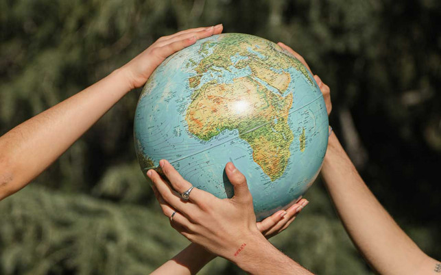 Vier Hände halten einen Globus fest Ein Problem beim Klimaschutz sei laut Luisa Neubauer, dass die CDU lange Zeit vor Klimaschutzmaßnahmen gewarnt hatte.