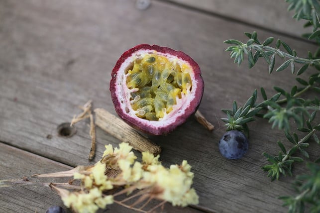 fruchtfleisch-und-samen-der-passionsfrucht-sind-es-cc0-pixabay-huahom-190921_download Fruchtfleisch und Samen der Passionsfrucht sind essbar.