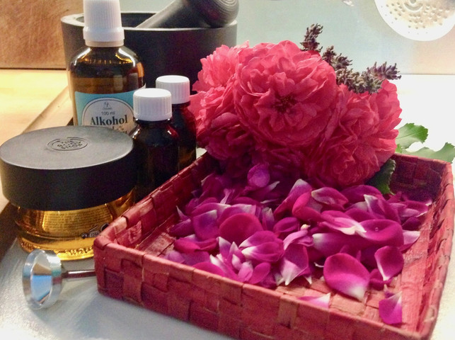 Parfum Zutaten Rosenblätter sind der Grundstoff für Rosenessenz.