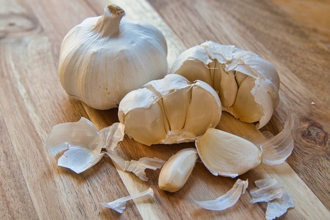 knoblauch-soll-erdbeeren-vor-krankheiten-schuetzen-cc0-pixabay-anrita1705-230428_download Knoblauch soll Erdbeeren vor Krankheiten schützen können.