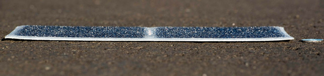 Solarstrasse Solarzellen Strassen Solarteppich Solarstrassen: der Solarzellen-Strassenbelag ist beim französischen System Colas Wattway nur wenige Millimeter dick