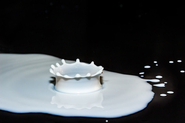 Bei Tintenflecken hilft Milch als Hausmittel.