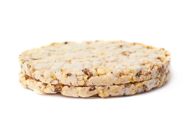 Pile of diet rice crackers isolated Reiswaffeln kannst du aus Reisresten selber machen.