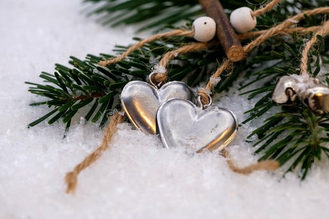 kaelte-und-dunkelheit-halten-den-adventskranz-frisc-cc0-pixabay-bru-no-211209_download Kälte und Dunkelheit halten den Adventskranz frisch.