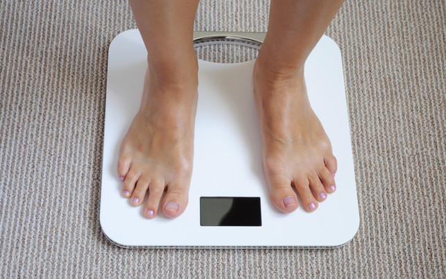 Female feet on bathroom scale Für viele übergewichtige Kinder und Jugendliche kann der Nutri-Score hilfreich sein.