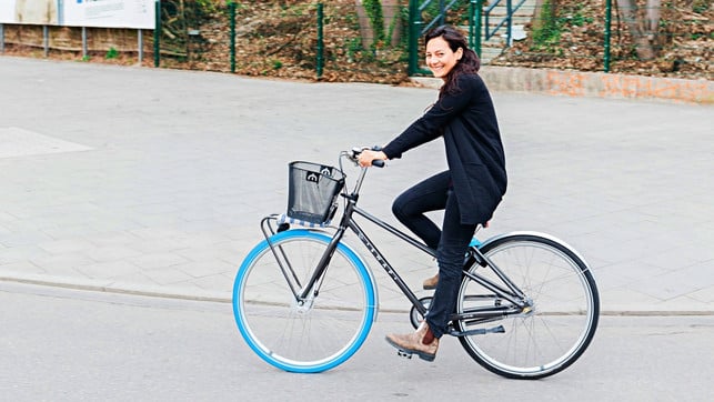 Swapfiets Utopia-Kollegin Vipasana auf dem Swapfiets