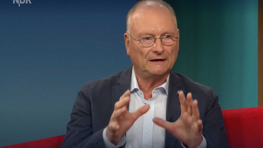 Ausmaße des Klimawandels verstehen: Sven Plöger erklärt sie anhand von einem Stück Papier Ausmaße des Klimawandels verstehen: Sven Plöger erklärt sie anhand von einem Stück Papier