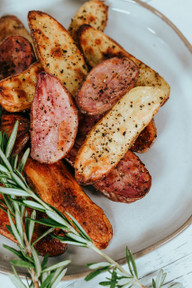 gegrillte-kartoffeln-mit-rosmarin-sind-eine-wuerzig-foto-cc0-unsplash-nathan-dumlao-230508_download Gegrillte Kartoffeln mit Rosmarin sind eine würzige Beilage zum Grillen.