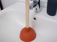 ganz-ohne-chemie-kannst-du-einen-verstopften-abflu-utopia-200226_download Ganz ohne Chemie kannst du einen verstopften Abfluss mit einem Pömpel reinigen.