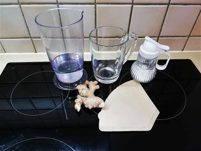 mit-nur-wenigen-zutaten-und-utensilien-stellst-du-victoria-clauss-utopia-210603_download Mit nur wenigen Zutaten und Utensilien stellst du deinen Ginger Bug her, aus dem du Ginger Beer machen kannst.