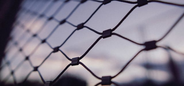 Anspruch auf veganes Essen im Gefängnis? Bayerisches Gericht fällt Entscheidung (Foto: CC0 / Unsplash - Christian Lue) Gefängnis veganes Essen