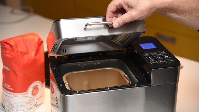 brotbackautomat-tuev-sued-231227-1280x720 Brot zu Hause zu backen ist besonders für Allergiker:innen interessant. Ein Brotbackautomat vereinfacht die Zubereitung.