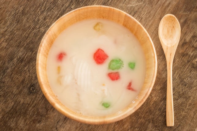 Water chestnut coated with tapioca starch in coconut cream Wasserkastanien-Suppe ist in Asien eine beliebte Süßspeise.