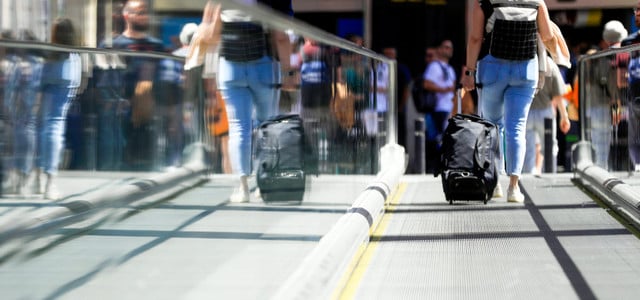 Reisende am Flughafen