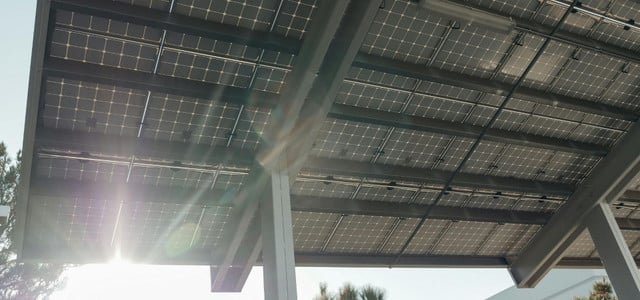 bifaziale Solarmodule auf einem Carport-Dach