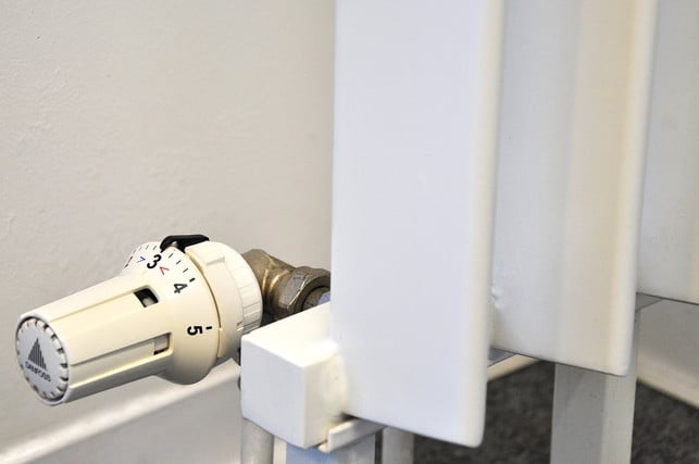 sollte-der-lack-beschaedigt-sein-dann-ist-es-ratsa-cc0-pixabay-ri-221227_download Sollte der Lack beschädigt sein, ist es ratsam, eine vergilbte Heizung zu streichen.