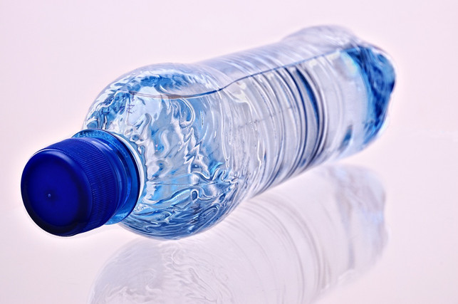 mit-einer-alten-plastikflasche-laesst-sich-die-dach-cc0-pixabay-ds_30-241010_download Mit einer alten Plastikflasche lässt sich die Dachrinne gut reinigen.