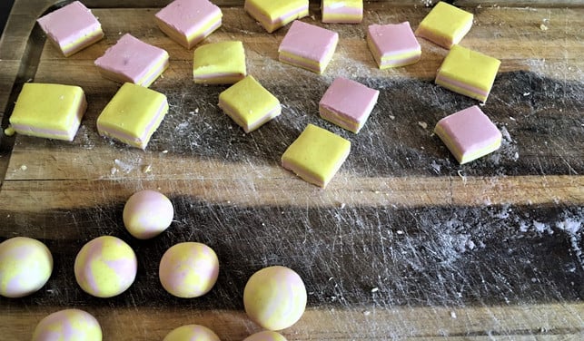 zum-faerben-kannst-du-natuerliche-stoffe-wie-kurkuma-sarah-gairing-utopia-200517_download In welche Form du die Knetseife bringst, ist dir überlassen.